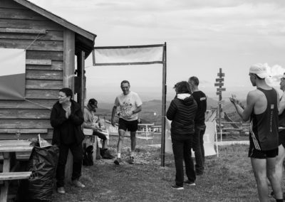 C'est sous les applaudissements que le dernier candidats qui a participé à l'UMB Trail passe la ligne d'arrivée.