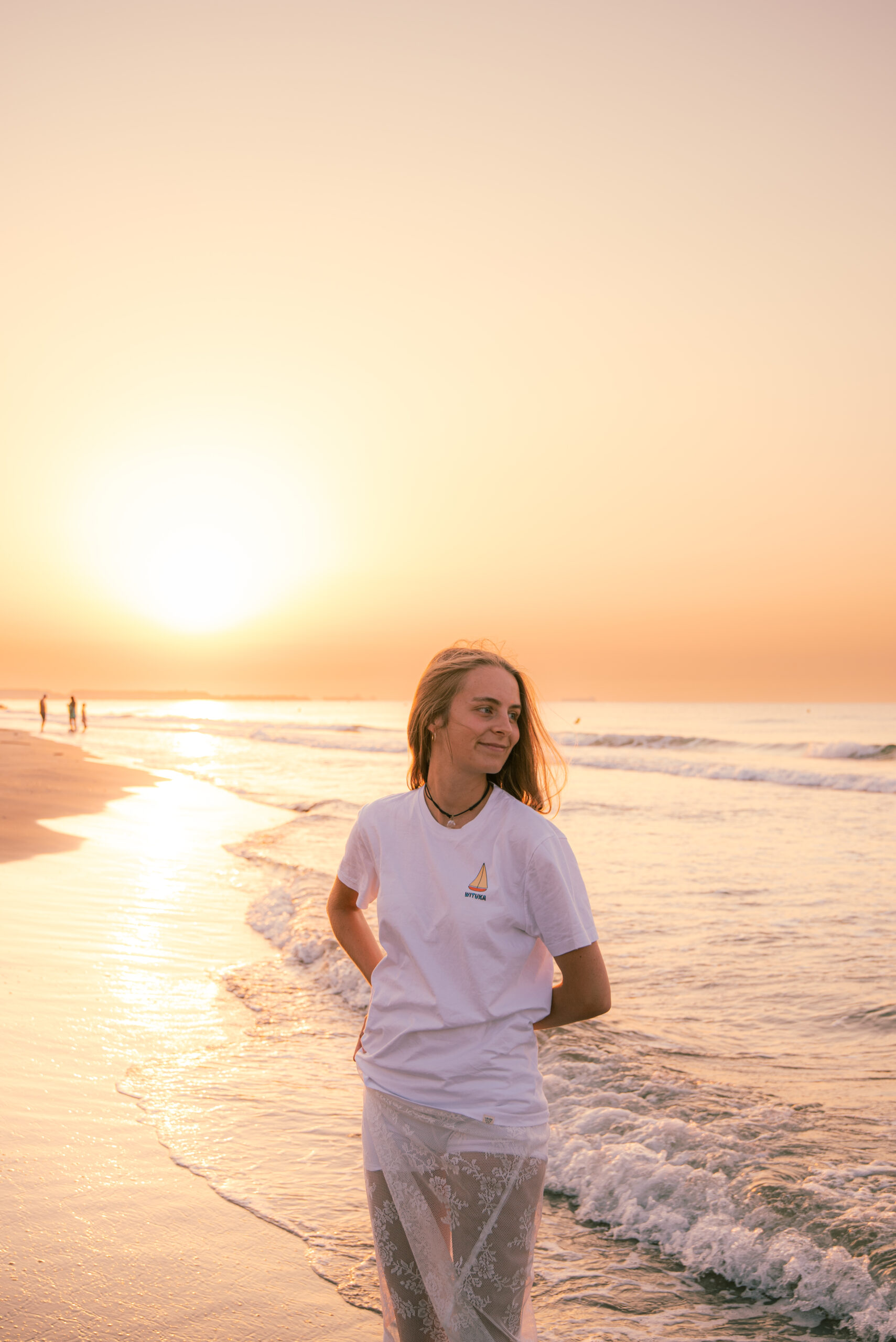 Autoportrait rouge vif en studio qui représente la passion de Céline Granger, photographe.