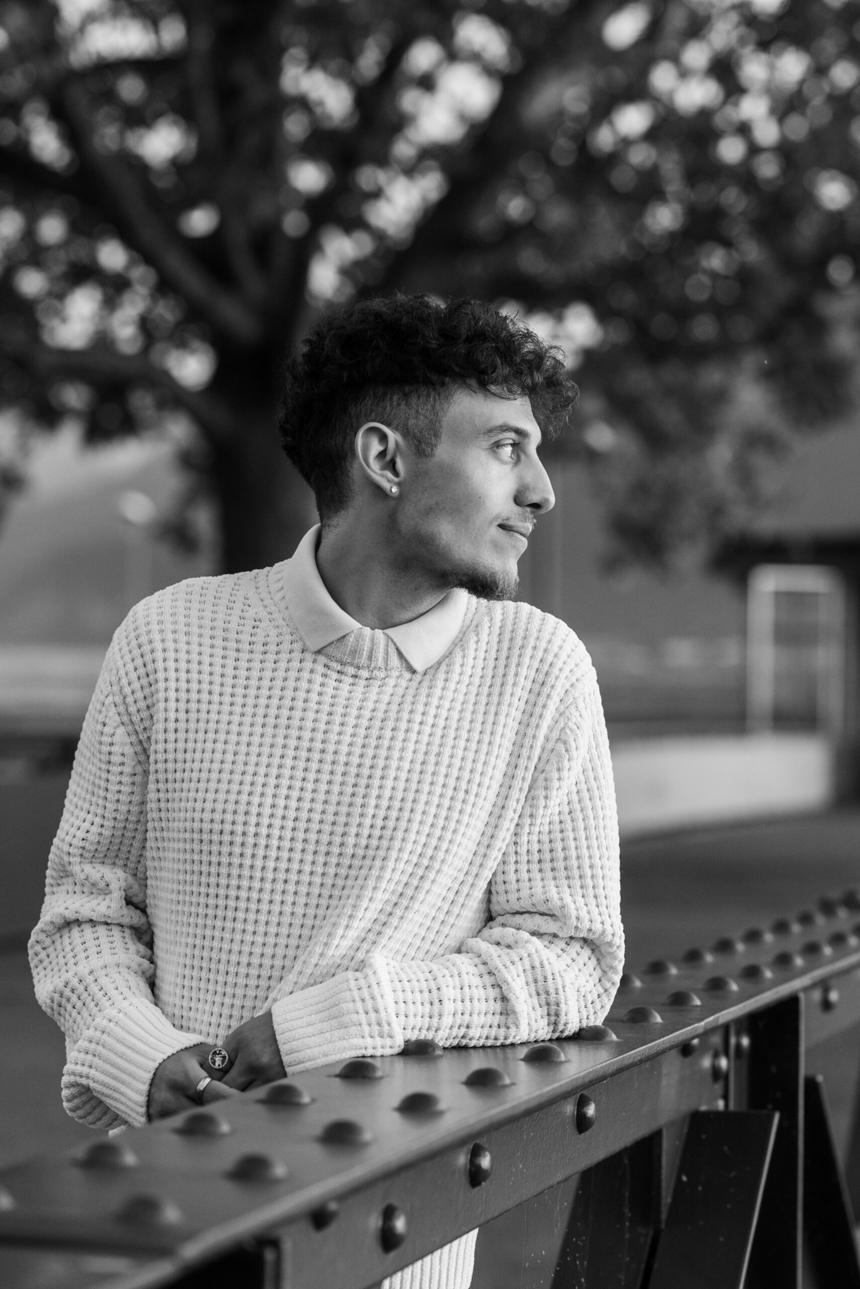 Photographie portrait de 2 modèles vêtus avec du luxe. Elles représentent les gens aisées au ski. Portrait sur le look de gens aisés au ski. Vêtues de fourrure dans un paysage paradisiaque à la montagne.