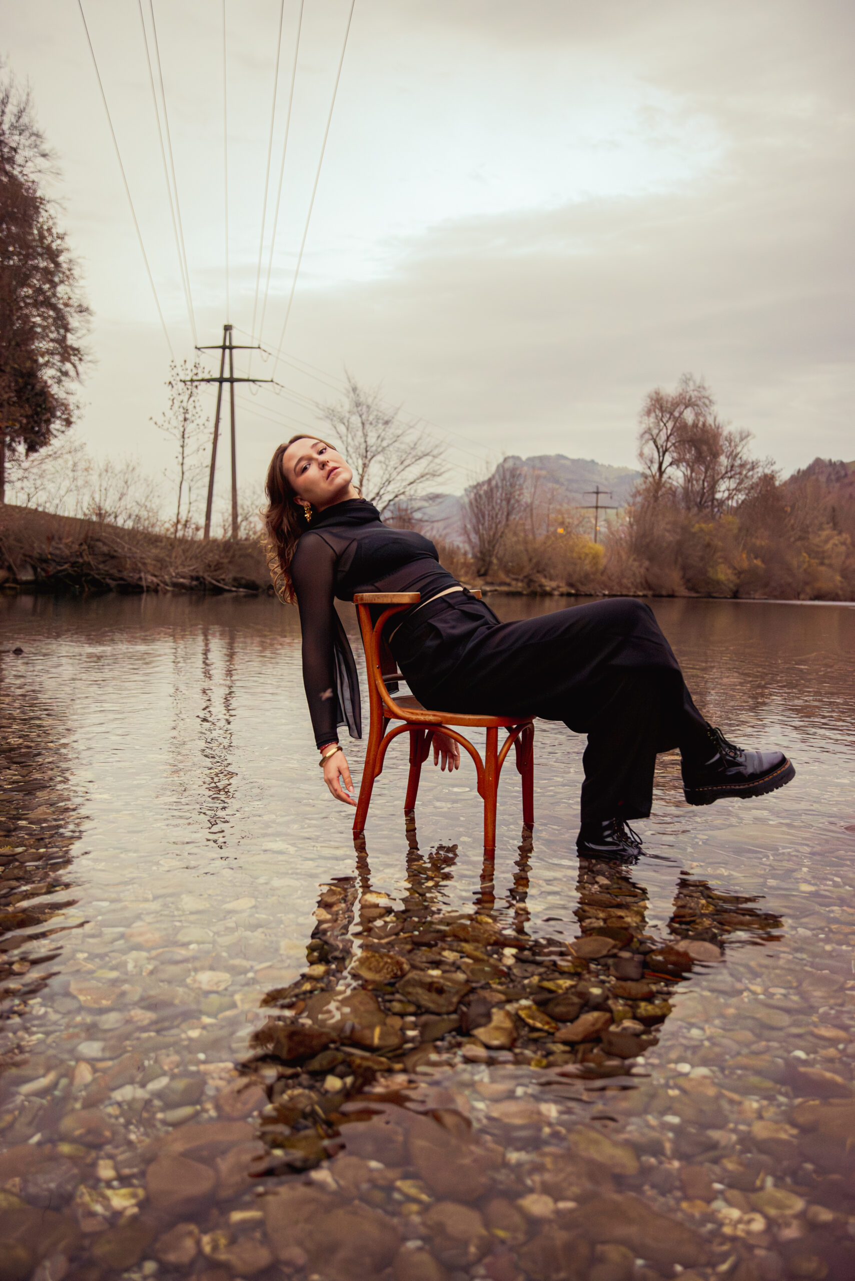 Portrait de Lucie qui joue de la guitare comme une grande artiste allongée sur le canapé